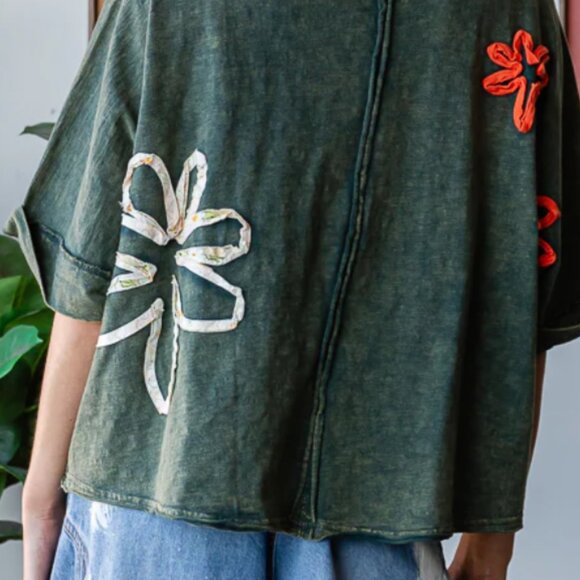 Gracy Green WASHED FLOWER APPLIQUE SHORT SLEEVE KNIT TOP Oli and Hali - Picture 2 of 2